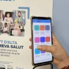 Una usuària consulta La Meva Salut a través del telèfon mòbil