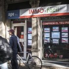 Façana d’una immobiliària on anuncien que compren pisos