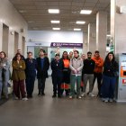 Treballadors de Renfe participant en els cinc minuts de silenci fets al vestíbul de l'estació de Tarragona.