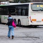 Una usuària corre a buscar un autobús a l'estació Fabra i Puig