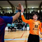 A la dreta, el reusenc Albert Quesada xocant de mans amb el jugador del primer equip N'Guessan.