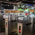 Portes d'accés a les andanes de Rodalies, tancades a l'estació de Sants amb motiu de la interrupció del servei.