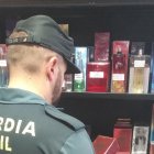 Un agent de la Guàrdia Civil inspeccionant una botiga