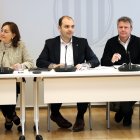 La consellera de Territori, Sílvia Paneque, el conseller de la Presidència, Albert Dalmau, i el secretari d'Estat de Transports, José Antonio Sentano, en la ruenió de seguiment de ka situació a Rodalies