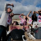 Un grup d'ucrainesos residents a Alacant mengen calçots per primer cop a la Gran Festa de la Calçotada de Valls
