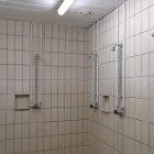 Imatge de les dutxes del Pavelló Municipal de Cambrils, analitzades l'any 2024.