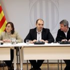 El conseller de la Presidència, Albert Dalmau, la consellera de Territori i portaveu del Govern, Sílvia Paneque, i el secretari d'Estat de Transports, José Antonio Santano, en la reunió de seguiment sobre Rodalies d'aquest diumenge a la tarda.