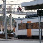 Un tren aturat a les vies de l'estació de Tarragona aquest diumenge