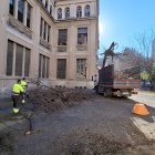 Imatge dels operaris realitzant tasques de neteja i desbrossament al pati interior de la Tabacalera.