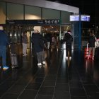 Diversos passatgers entrant als accessos de l'alta velocitat a l'estació del Camp de Tarragona.