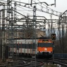 Un tren de Rodalies surt de l'estació de Lleida-Pirineus.