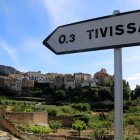 Cartell de Tivissa davant del municipi.