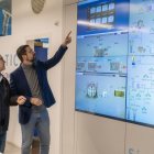 Imatge del gerent i el president d'Ematsa, Daniel Milan i Nacho García, al centre de control de la companyia.