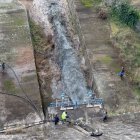 Imatge de l'alliberament d'aigua del pantà de Riudecanyes per la prova de comportes, aquest dijous.