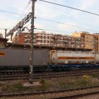 Un tren de mercaderies a tocar dels pisos del barri del Port de Tarragona.