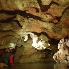 Imatge d'arxiu d'una exploració a la sala Porpra de la Cova Urbana.