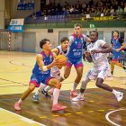 El jugador del CBT Iker Fernández durant un duel contra el Mollerussa d'aquesta temporada.