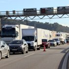 Vehicles aturats a l'AP-7 sentit sud pel tall de Martorell