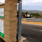 Accés a la deixalleria comarcal de Gandesa, amb un camió al fons que carrega residus reciclables.