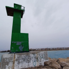 Ports de la Generalitat repara la balisa verda del port de Cambrils, afectada pel fort vent