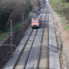 Un tren de Rodalies circula per les vies arribant a Caldes de Malavella