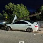 Imatge del vehicle després de topar amb el guarda-raïl