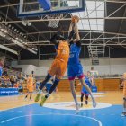 El jugador del CBT Marc Buscail executant un tir sota la cistella.