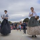 Fotografia dels Gegants de Riudecanyes, Mateu i Bàrbara, ballant a l'Escola Els Ganxets de Reus.