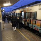 Usuaris de Rodalies de Lleida pujant i baixant del tren a l'estació de Tàrrega