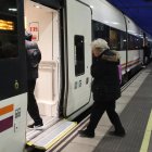 Una viatgera puja al tren en direcció a Tortosa a l'estació de Tarragona, aquest dilluns al matí.