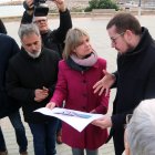 La presidenta i diputats de la Diputació de Tarragona amb l'alcalde d'Alcanar mirant els plànols de la naturalització del barranc de Sant Jaume.