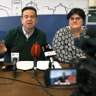 L'alcalde de Cambrils, Oliver Klein, i l'exregidora de RR.HH., Mar España.