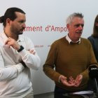 L'alcalde d'Amposta, Adam Tomàs, amb els regidors Ramon Nadal i Núria Marco.