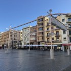 Imatge de la prova pilot de la pèrgola retràctil de la plaça Corsini, instal·lada a finals d'octubre.