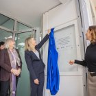 Fotografia de la descoberta de la placa commemorativa del nou local de +Tu Fundació de Suport.