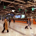 L'estació de Sants a Barcelona amb diversos viatgers de Rodalies i d'alta velocitat a primera hora del matí.