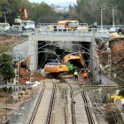 Maquinària treballant al punt on es va accidentar un tren a Gelida