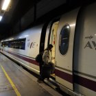 Una passatgera puja a un tren AVE.