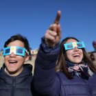 Para la observación segura del eclipse, los especialistas insisten en el uso de gafas homologadas.