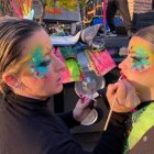 Miriam Coello maquillant a la seva neboda Aina Coello abans de la Rua de l'Artesania.  Miriam Coello i la seva mare Carmen Segura l’any 2005 .