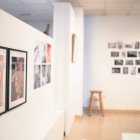Les fotografies connecten el món femení des de diverses perspectives.  L’exposició es clourà el 8 de març amb una activitat especial.