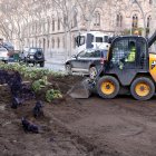 Els serveis municipals han retirat l'hort urbà de Revolta Pagesa al mig de la Gran Via de Barcelona
