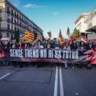 Capçalera de la manifestació convocada per una vintena d'entitats per denunciar la situació de Rodalies