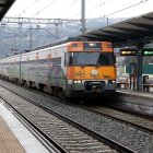 El primer tren que arriba a Manresa des de la represa del servei a l'R4