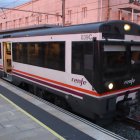 Un tren a punt de sortir cap a Barcelona des de l'estació de Tarragona, en el primer dia de vaga de maquinistes
