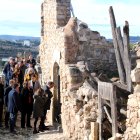 Comitiva de representants polítics en una visita al Poble Vell de Corbera d'Ebre
