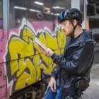 Un usuari espera un tren durant el primer dia de vaga de maquinistes.