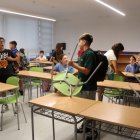 Alumnes a dins d'una aula.