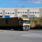 Un camió circula en un polígon industrial de l’Alt Penedès.