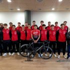 L'equip al complet del Club Ciclista Campclar durant la seva presentació.